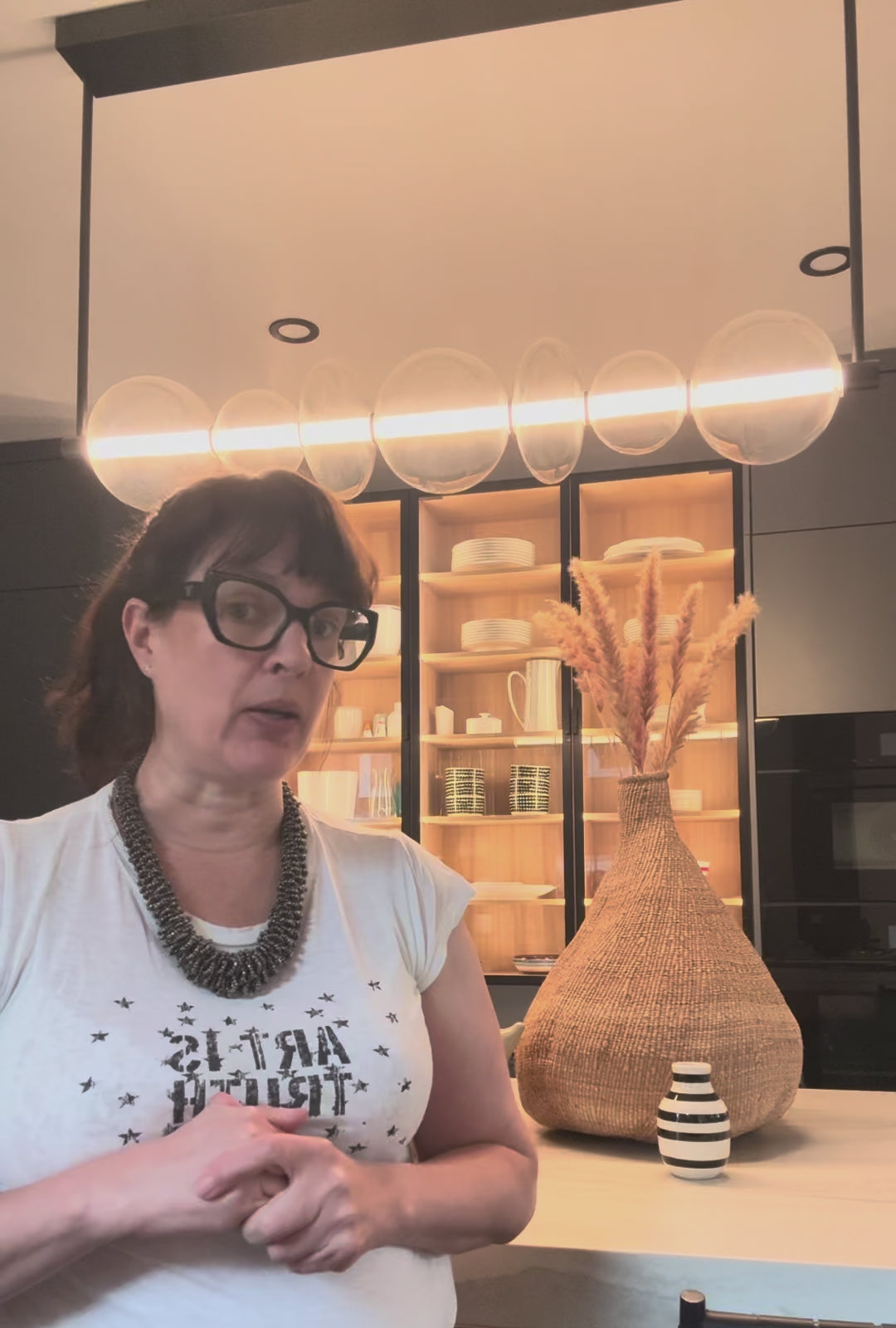 Load video: La Collectionneuse de Paille Garlic Basket